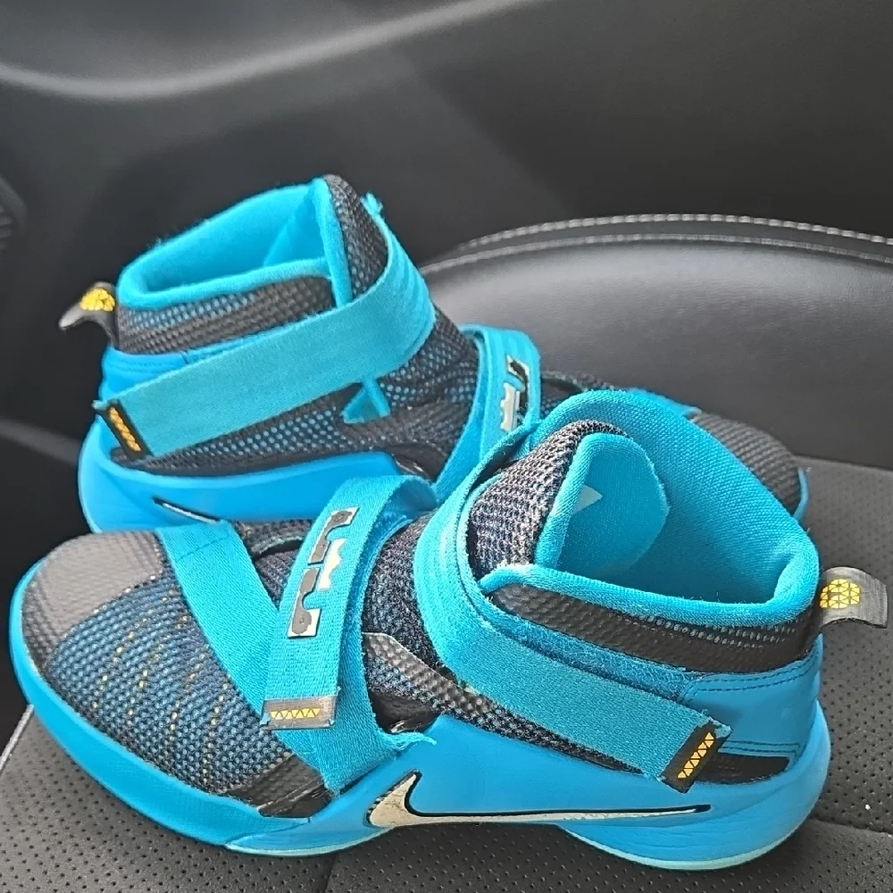 Nike Lebron Soldier IX 9 GS Black Blue Strap Basketball Shoes Size 2y
